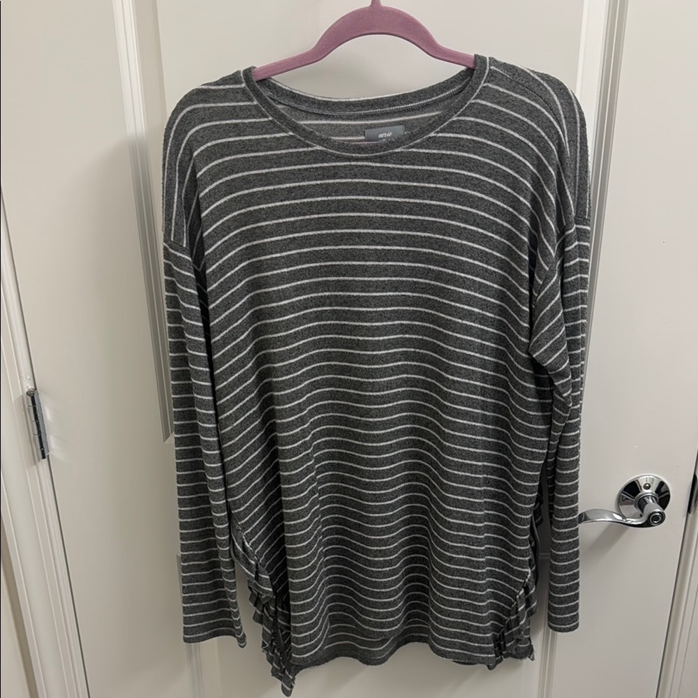 Aerie Gray Striped Leggings